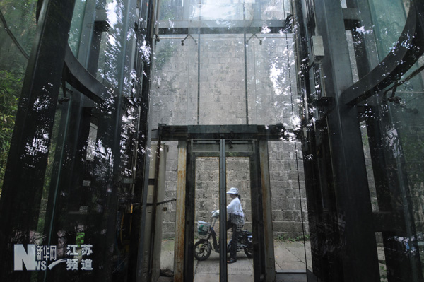 南京明城墙旁搭建电梯 建成四年未使用
