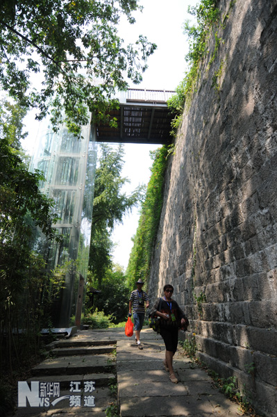 南京明城墙旁搭建电梯 建成四年未使用
