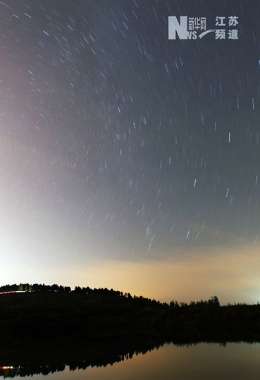 天龙座流星雨绽放夜空
