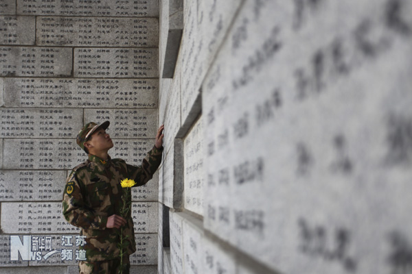 新兵入伍第一课：悼念南京大屠杀遇难同胞