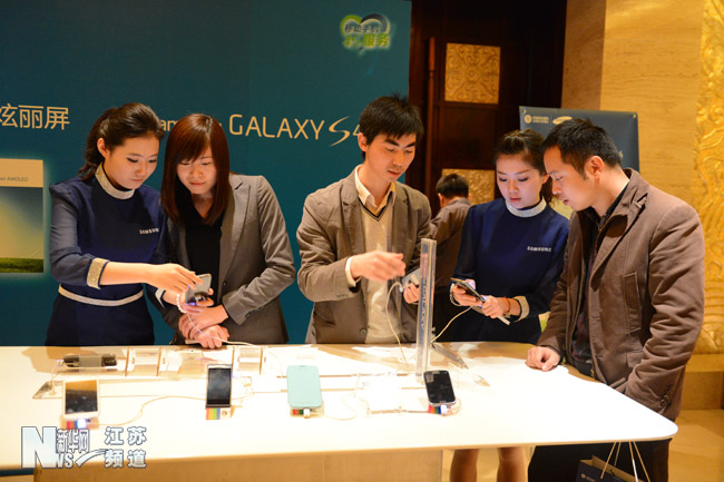 江苏移动与三星联合发布定制版GALAXY S4
