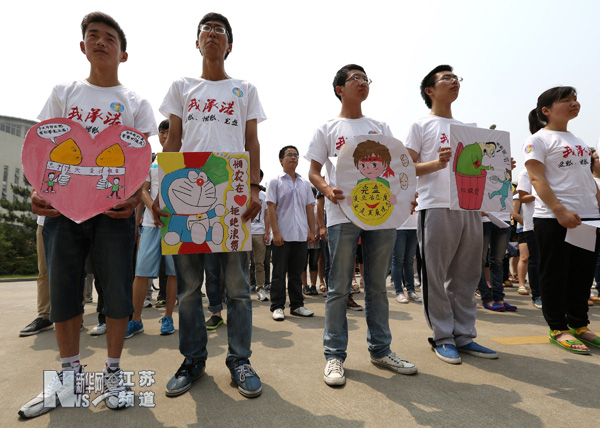 江苏镇江:大学生发起爱粮 节粮 光盘校园行动