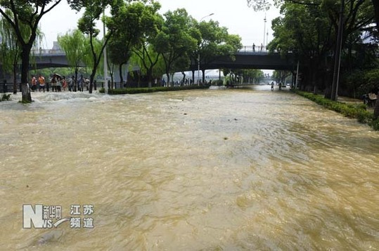 自来水管爆裂 无锡运河西路汪洋一片