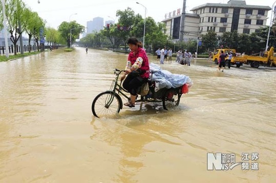 自来水管爆裂 无锡运河西路汪洋一片