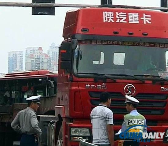 南京:外地货车违规上桥被查 车外挂一名保安欲逃跑