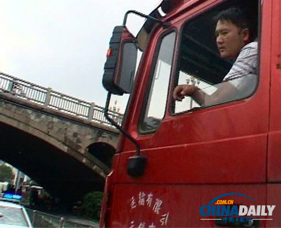 南京:外地货车违规上桥被查 车外挂一名保安欲逃跑