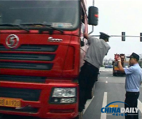 南京：外地货车违规上桥被查 车外挂一名保安欲逃跑