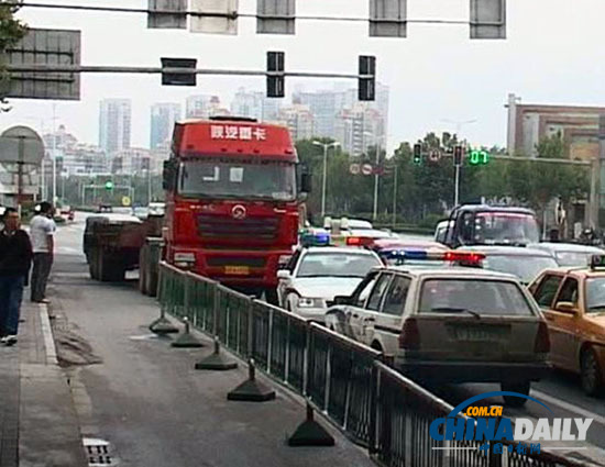 南京:外地货车违规上桥被查 车外挂一名保安欲逃跑