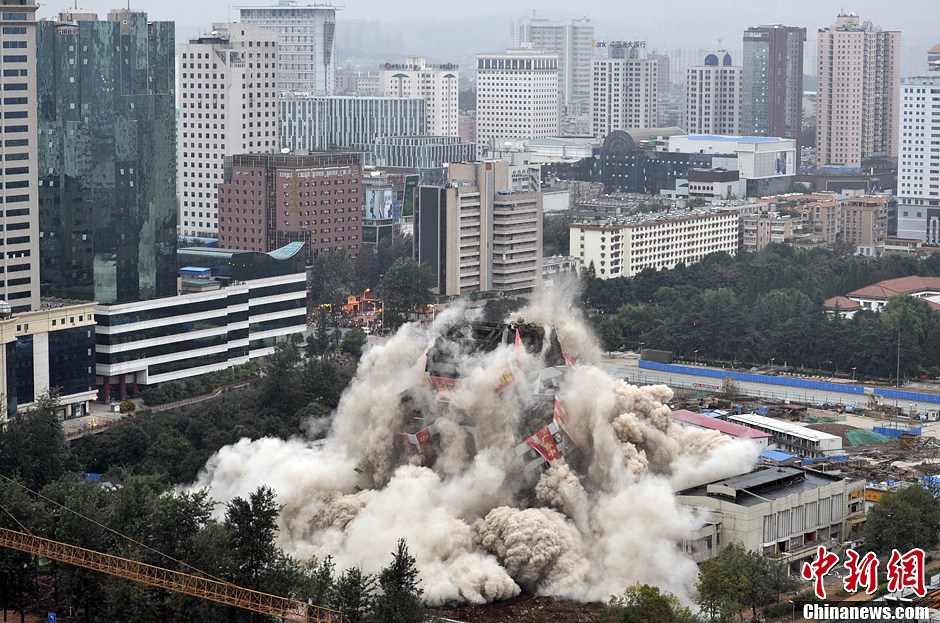 南京:外地货车违规上桥被查 车外挂一名保安欲