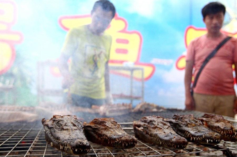 南京:外地货车违规上桥被查 车外挂一名保安欲