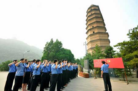 江苏徐州:接受传统教育 重温入党誓词
