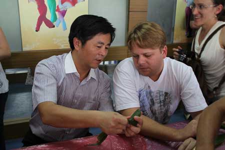 南通：小小粽叶 裹建大和谐“地球村”