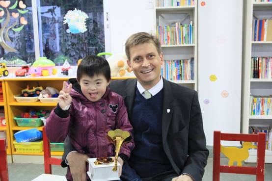 搭建桥梁传递温暖，福利院孩子梦想成真