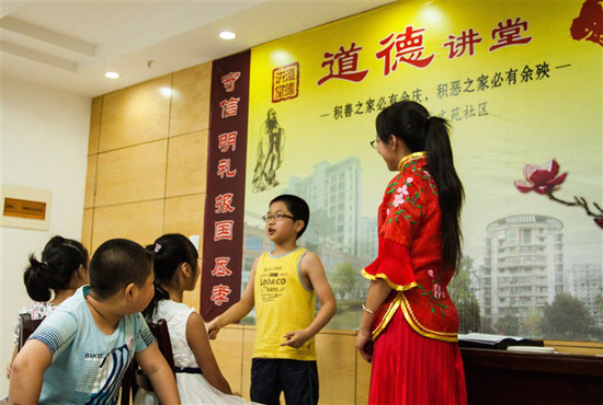大学生开办“道德讲堂”宣传国学