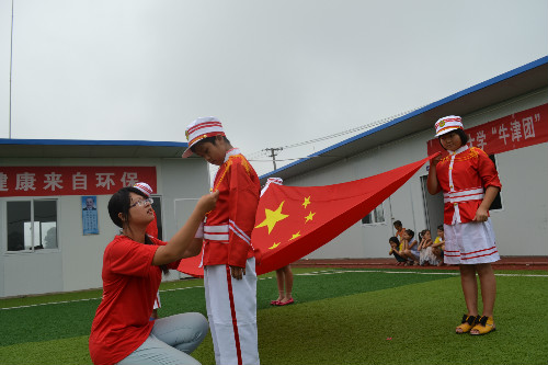 临时板房教室外的“国旗班”
