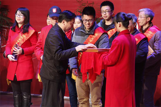 扬大举办首届“情暖校园”人物评选颁奖晚会