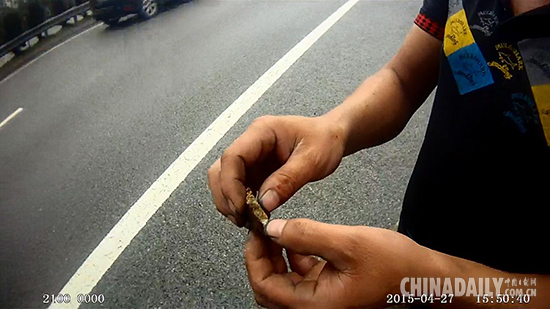货车高速行驶中前挡风玻璃“爆炸” 罪魁祸首竟是“小石块”