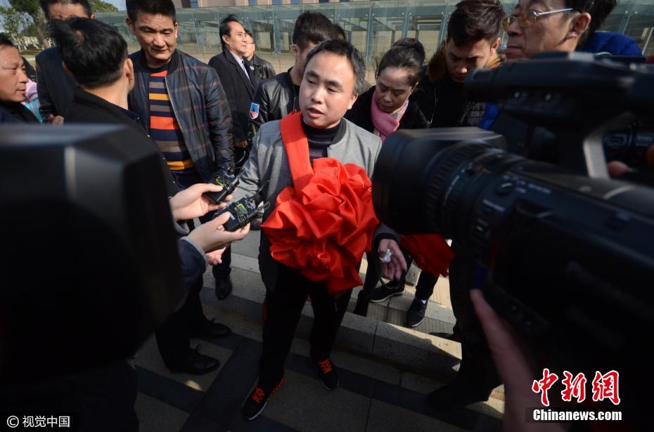 江西一奸杀案被告改判无罪 戴大红花向律师鞠躬致谢