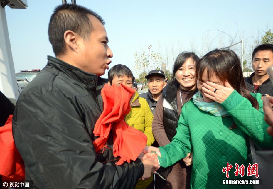 江西一奸杀案被告改判无罪 戴大红花向律师鞠躬致谢