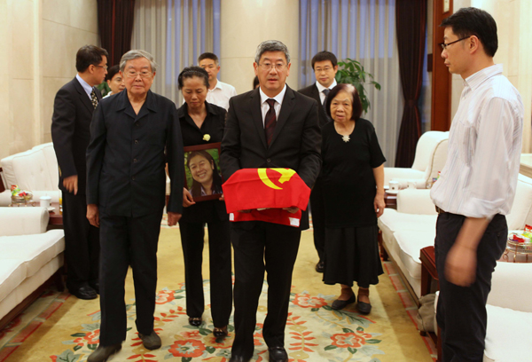 组图：黎星同志骨灰14日运抵北京
