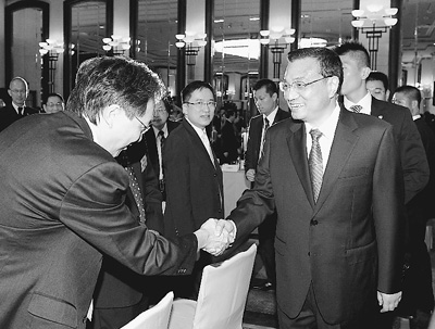 李克强深入香港社区亲切看望市民