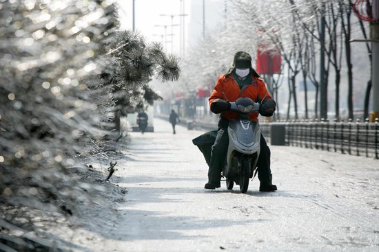 辽宁遭遇10年来最严重冻雨 高速一度封闭(图)