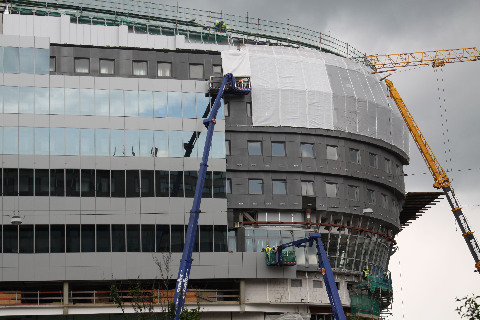 第一高楼置办“外套” 中国建筑产业井喷