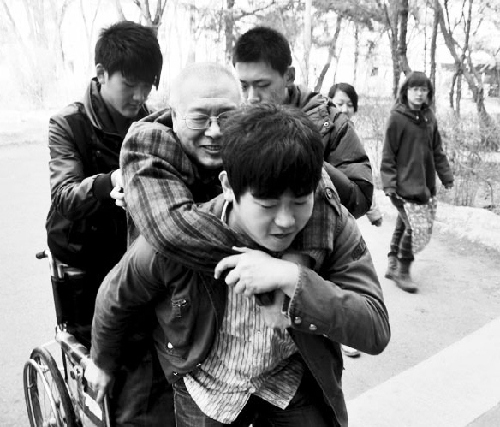 学生背着老师上学堂(图)