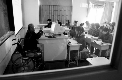学生背着老师上学堂(图)