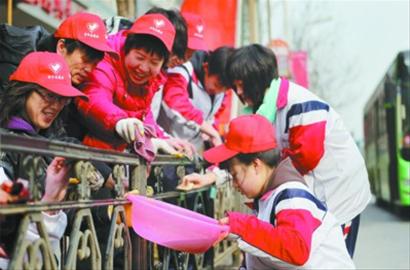 万名志愿者清洁沈阳（图）
