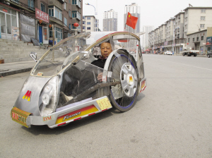 辽阳老汉造出“躺着开的电动车”