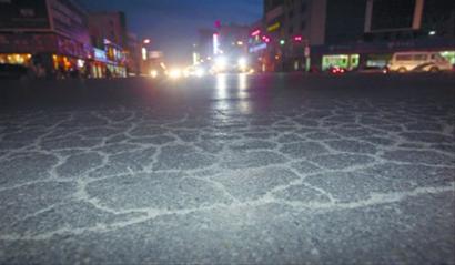 这是南五马路大润发超市附近的马路路面