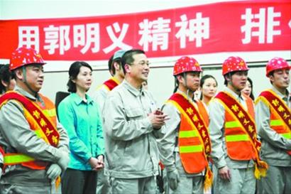 话剧《郭明义》让泪水一次次打湿脸颊(图)