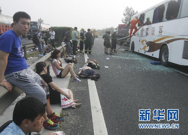 京沈高速大货车客车追尾:座椅连根拔起 致9死9伤