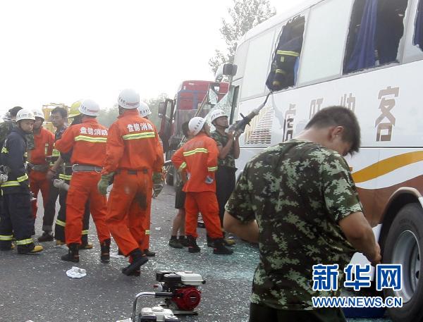 京沈高速大货车客车追尾：座椅连根拔起 致9死9伤