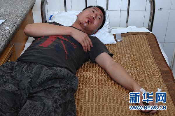 京沈高速大货车客车追尾：座椅连根拔起 致9死9伤