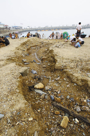 “梅花”拂过　卷走星海湾白沙滩