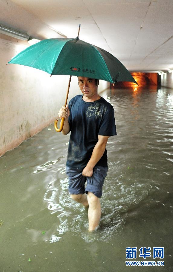 辽宁局地降冰雹和暴雨 冰雹大如乒乓球砸坏车窗