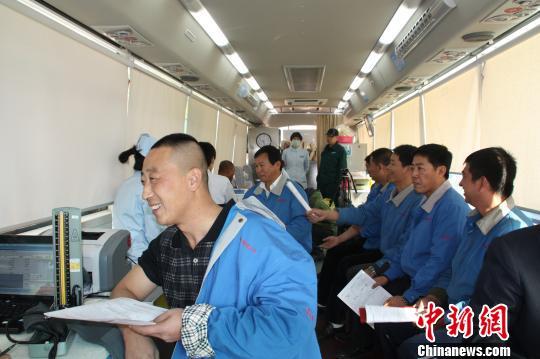 沈阳血站告急郭明义出租行业爱心团队排队献血