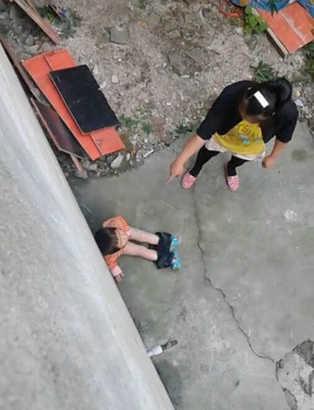 网曝女子打小孩：扒裤子 用脚踹10多次 拿棍子猛敲