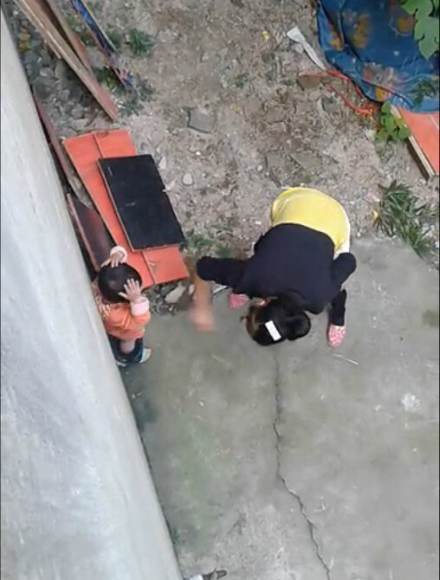 网曝女子打小孩：扒裤子 用脚踹10多次 拿棍子猛敲