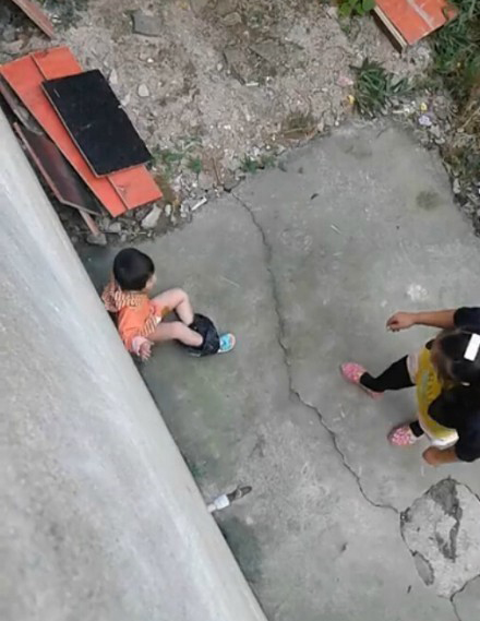 网曝女子打小孩：扒裤子 用脚踹10多次 拿棍子猛敲