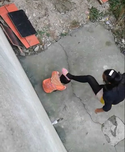 网曝女子打小孩：扒裤子 用脚踹10多次 拿棍子猛敲