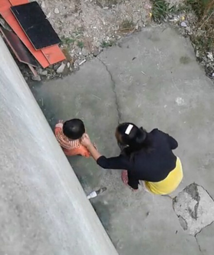 网曝女子打小孩：扒裤子 用脚踹10多次 拿棍子猛敲