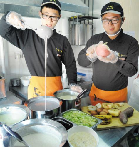 沈阳:90后东北猫这样卖煎饼(图)