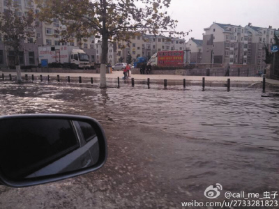 原水管爆裂路面成河