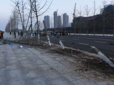 沃尔沃与凯迪拉克相撞 翻滚多圈被烧成空架子