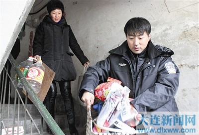 大连：警民联手清除楼道杂物（图）