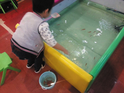 游乐场内设有捞鱼池孩子捉鱼家长觉不妥