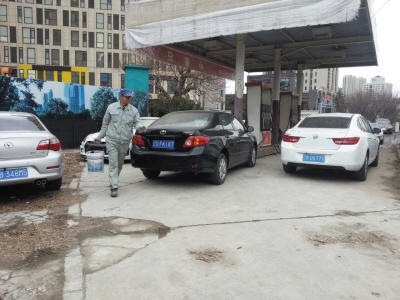 废弃加油站当成停车场 有人担心残留可燃气体